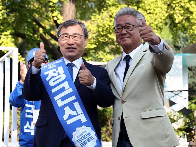 서울시교육감 보궐 선거를 나흘 앞둔 12일 서울시교육청 앞에서 열린 ‘정근식(왼쪽)-최보선 후보 단일화 관련 기자 회견’에서 사퇴를 선언한 최 후보가 정 후보와 함께 포즈를 취하고 있다.(사진=연합뉴스)