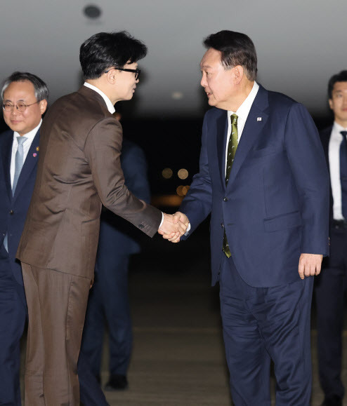 필리핀·싱가포르 국빈방문 및 한·아세안 정상회의 일정을 마친 윤석열 대통령이 11일 성남 서울공항에 도착해 환영나온 한동훈 국민의힘 대표와 인사를 나누고 있다.(사진=뉴시스)