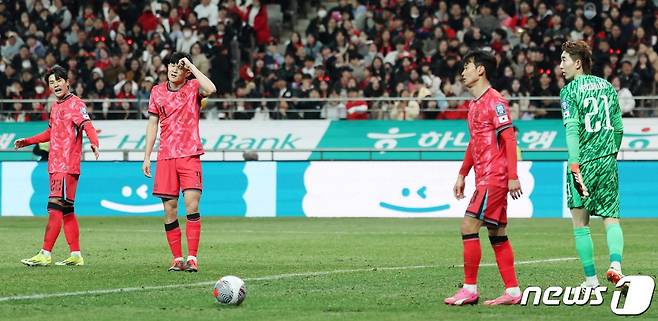 태국과의 홈경기서 실점한 뒤 아쉬워하는 선수들.  2024.3.21/뉴스1 ⓒ News1 민경석 기자