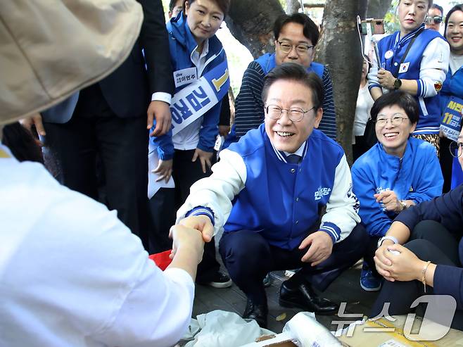 이재명 더불어민주당 대표와 박찬대 원내대표가 12일 오전 부산 금정구 스포원파크에서 시민들에게 김경지 금정구청장 후보에 대한 지지를 호소하고 있다. 2024.10.12/뉴스1 ⓒ News1 윤일지 기자