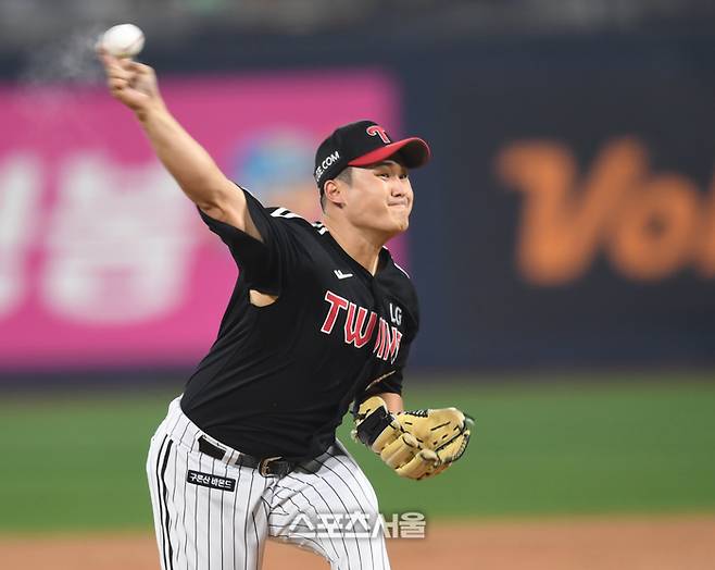 LG 선발투수 최원태가 8일 수원 KT위즈파크에서 열린 KT와 2024 KBO 준플레이오프 3차전에서 역투하고 있다. 수원 | 최승섭기자 thunder@sportsseoul.com