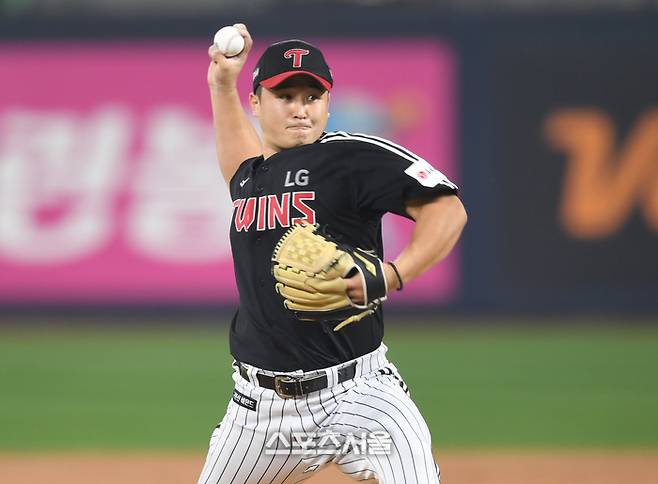 LG 최원태가 8일 수원케이티위즈파크에서 열린 KT와 2024 KBO 준플레이오프 3차전에 선발 등판해 역투하고 있다. 수원 | 최승섭기자 thunder@sportsseoul.com