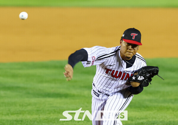 11일 서울 송파구 잠실야구장에서 열린 2024 KBO 포스트시즌 준플레이오프 5차전 kt 위즈와 LG 트윈스의 경기에서 9회초 LG 에르난데스가 역투하고 있다. 사진┃뉴시스