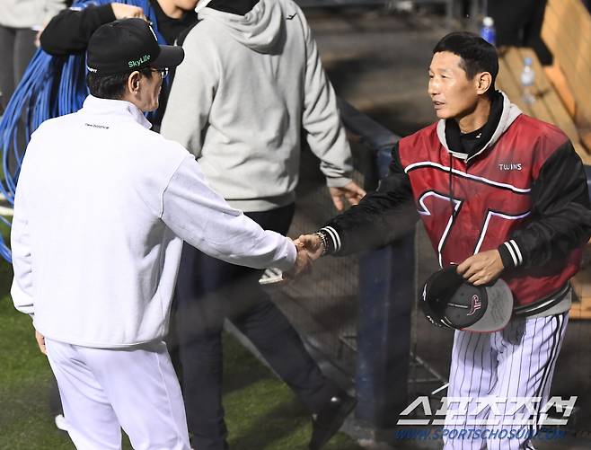 패장 인터뷰를 마친 이강철 감독이 축하 인사를 잊지 않았다.