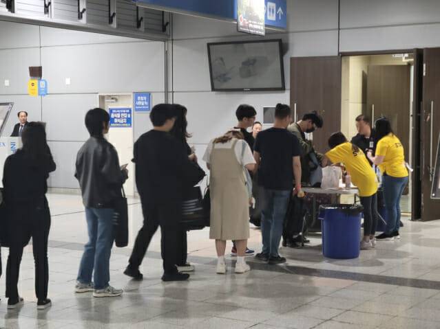 행사장 입장 전 소지품 검사를 하는 모습