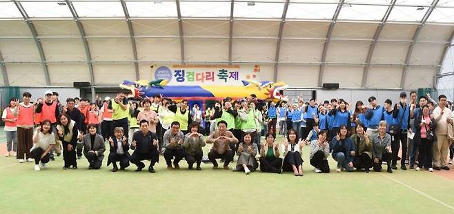 김동근 의정부시장이 12일 장애인과 비장애인의 소통의 장 ‘제19회 징검다리 축제’에 참석자들과 기념 촬영을 하고 있다. ＜사진=의정부시＞