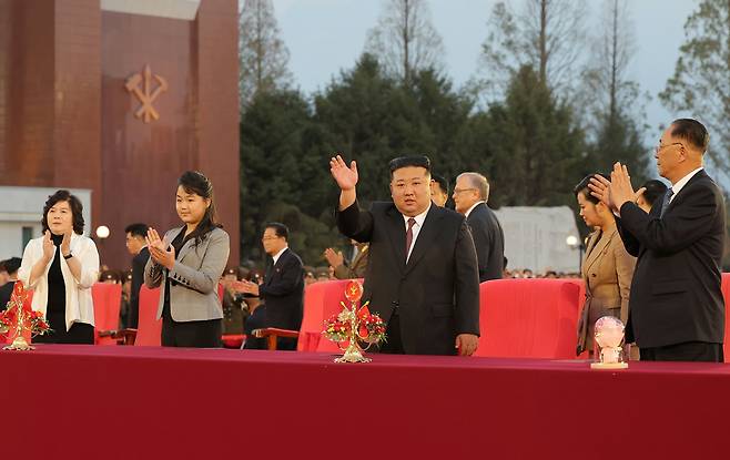 북한 노동당 기관지 노동신문이 11일 "조선노동당 창건 79주년 경축공연이 10일 당 중앙간부학교에서 성대히 진행됐다"며 공연에 참석한 김정은 당 총비서와 주애의 사진을 보도했다. /노동신문 뉴스1