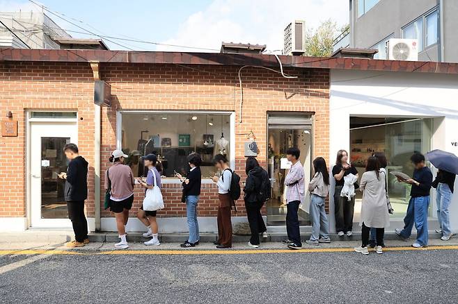 11일 오후 소설가 한강이 대표로 있는 서울 종로구 독립서점 ‘책방오늘’ 앞에 영업 시작을 기다리는 시민들이 줄을 서고 있다. 연합뉴스