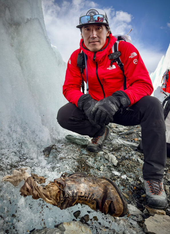 내셔널지오그래픽의 사진작가이자 세계적인 등반가인 지미 친(Jimmy Chin) 지난 9월 에베레스트 산 북벽 아래에서 내셔널 지오그래픽 팀을 이끌고 탐험하던 중, 실종된 산악인 앤드류 코민 어바인의 것으로 추정되는 “AC 어바인”이라는 글자가 수놓인 부츠와 양말을 발견했다. 내셔널지오그래픽 누리집 갈무리