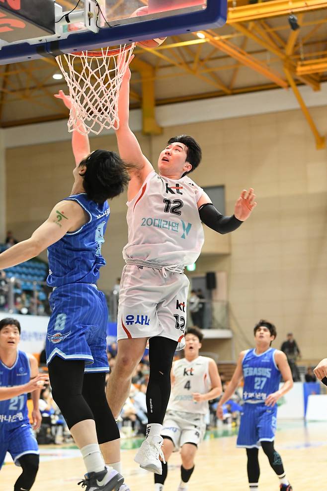 12일 제천체육관에서 열린 2024 DB손해보험 KBL 컵대회 in 제천 수원 KT와 대구 한국가스공사의 준결승 KT 문정현 공격. 사진=KBL