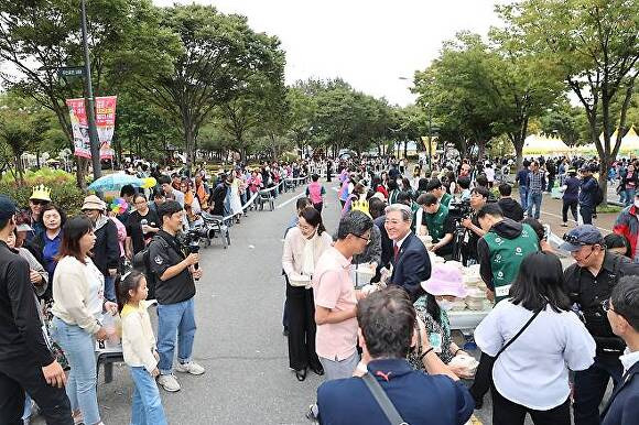 지난 3~6일 '2024 의령리치리치페스티벌' 축제가 열린 의령국민체육센터 일대가 방문한 관람객들로 붐비고 있다. [사진=경상남도 의령군]