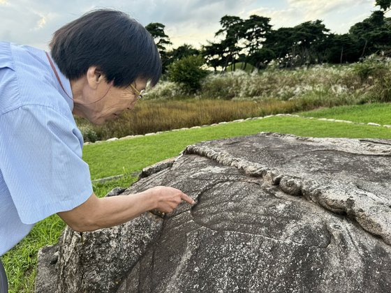 박홍국 위덕대 연구교수가 경주 성덕왕릉 귀부의 떨어져 나간 부분에 석공이 급히 새긴 것으로 보이는 문양을 가리키고 있다. 김홍준 기자