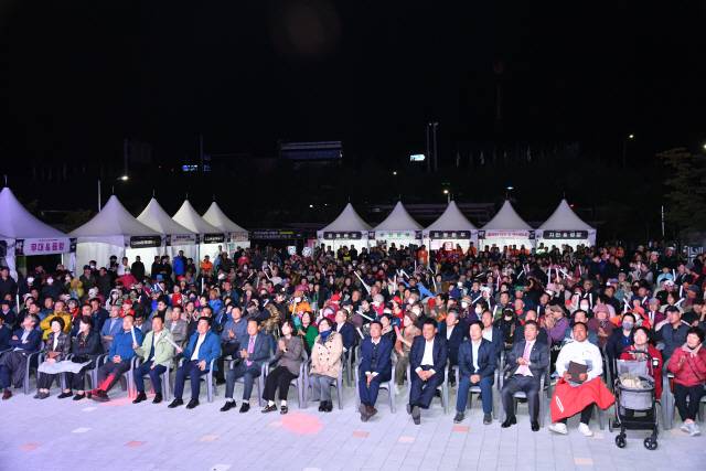 ▲ 제16회 안흥찐빵축제가 11일 안흥모락모락마을 일원에서 개막한 가운데 김명기 군수를 비롯한 기관·단체장과 주민들이 개막축하공연을 관람하고 있다.