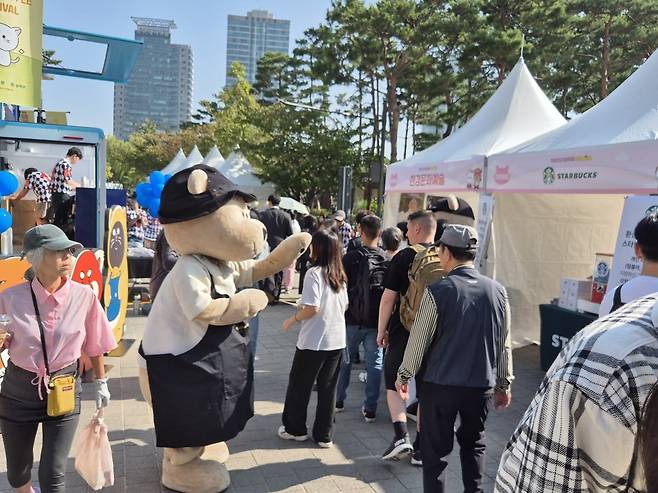 서울 잠실 롯데월드타워 잔디광장에서 열리는 '2024 청춘, 커피 페스티벌' 전경. (사진=이선아 기자)