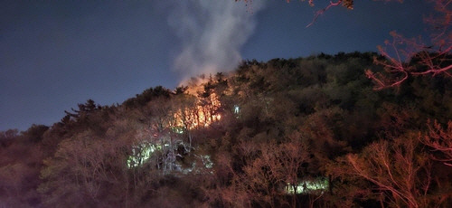 천마산 화재 장면. 부산경찰청 제공