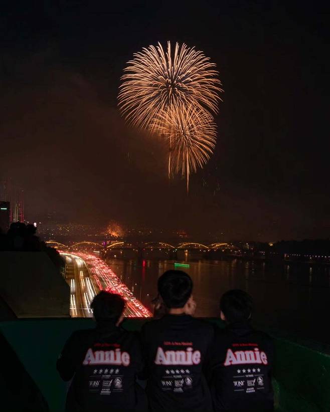 배우 송일국이 지난 5일 서울 동작구 흑석동 아파트 옥상에서 세 아들과 서울세계불꽃축제를 관람하는 모습을 촬영했다. [사진 = 송일국 사회관계망서비스(SNS) 갈무리]