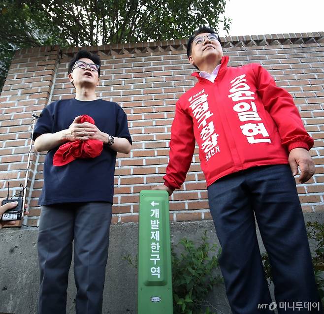 (부산=뉴스1) 윤일지 기자 = 한동훈 국민의힘 대표가 12일 오후 부산 금정구 노포역 일대에 있는 개발제한구역표주 앞에서 윤일현 금정구청장 후보와 개발제한구역 해제와 관련해 발언하고 있다. 2024.10.12/뉴스1  Copyright (C) 뉴스1. All rights reserved. 무단 전재 및 재배포,  AI학습 이용 금지. /사진=(부산=뉴스1) 윤일지 기자