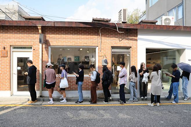 11일 오후 소설가 한강이 대표로 있는 서울 종로구 독립서점 '책방오늘' 앞에 영업 시작을 기다리는 시민들이 줄을 서고 있다. [연합]