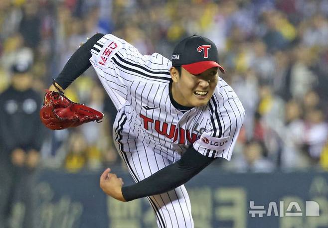 [서울=뉴시스] 김금보 기자 = 11일 서울 송파구 잠실야구장에서 열린 2024 KBO 포스트시즌 준플레이오프 5차전 kt 위즈와 LG 트윈스의 경기에서 7회초 LG 손주영이 역투하고 있다. 2024.10.11. kgb@newsis.com