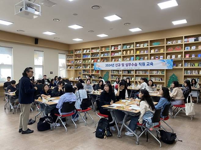 [밀양=뉴시스] 안지율 기자 = 신규 및 실무 수습 직원 공직 적응 교육을 하고 있다. (사진=밀양시 제공) 2024.10.12. photo@newsis.com  *재판매 및 DB 금지