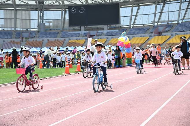 [진주=뉴시스] '세발자전거 어린이날 축제'에서 아이들이 자전거를 타고 있다. 해당 사진은 기사와 직접 관련이 없습니다. (사진=뉴시스DB) photo@newsis.com *재판매 및 DB 금지