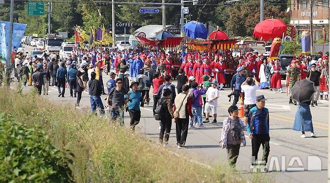 [청주=뉴시스] 서주영 기자 = '18회 세종대왕과 초정약수축제'의 행사인 세종대왕 어가행차가 12일 충북 청주시 청원구 내수읍 초정행궁 일대에서 열리고 있다. 1444년 세종대왕의 초정 행차를 기념하기 위한 이 축제는 11일부터 13일까지 사흘간 초정행궁 일대에서 펼쳐진다. 2024.10.12. juyeong@newsis.com