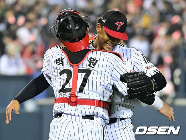 [OSEN=잠실, 최규한 기자]프로야구&nbsp;LG 트윈스가 KT 위즈의 기적을 잠재웠다.&nbsp;프로야구 LG는&nbsp;11일 서울 잠실구장에서 열린 2024 KBO리그 포스트시즌&nbsp;준플레이오프(5전 3선승제) 최종 5차전에서 KT를 4-1로 꺾고 시리즈 성적 3승 2패로&nbsp;플레이오프 진출 티켓을 거머쥐었다.경기를 마무리지은 LG 에르난데스와 포수 박동원이 인사를 나누고 있다. 2024.10.11 / dreamer@osen.co.kr