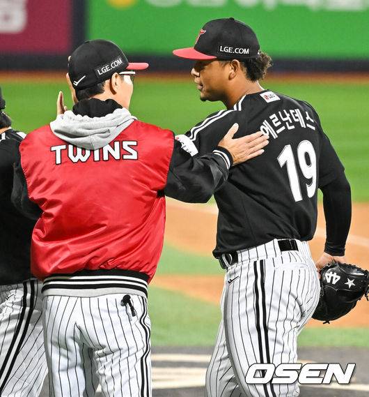 [OSEN=수원, 박준형 기자]프로야구 LG 트윈스가 KT 위즈를 꺾고 플레이오프 진출 확률 100%를 잡았다.&nbsp;LG 트윈스는&nbsp;8일 수원 KT위즈파크에서 열린 2024 KBO리그 준플레이오프(5전3선승제) 3차전 KT와&nbsp;경기에서 6-5로 승리했다.&nbsp;&nbsp;경기종료 후 LG 에르난데스가 염경엽 감독과 하이파이브를 하고 있다.   2024.10.08/ soul1014@osen.co.kr