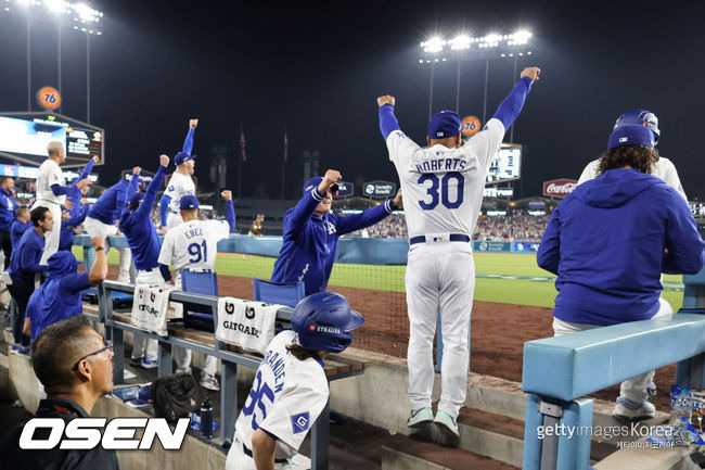 [사진] LA 다저스 데이브 로버츠 감독(오른쪽)이 NLDS 5차전 승리 후 기뻐하고 있다. ⓒGettyimages(무단전재 및 재배포 금지)