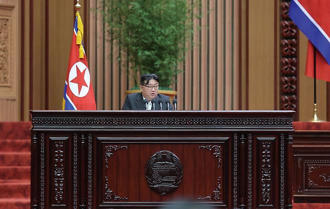 김정은 북한 국무위원장이 1월15일 열린 최고인민회의에서 시정연설을 하고 있다. ⓒ연합뉴스