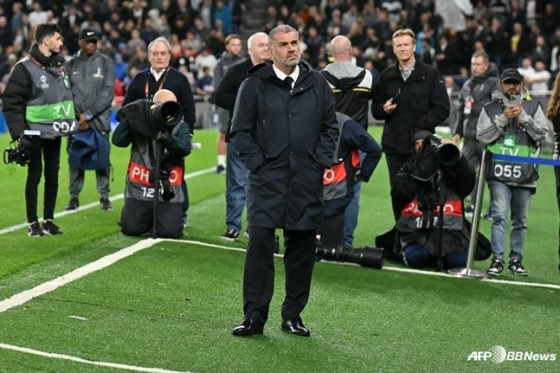 앙제 포스테코글루(가운데) 토트넘 홋스퍼 감독이  2024~2025시즌 유럽축구연맹(UEFA) 유로파리그(UEL) 1라운드 카라박(아제르바이잔)과 경기 전 관중석을 바라보고 있다. /AFPBBNews=뉴스1