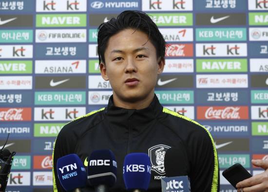 잉글랜드에서 뛰는 황희찬과 엄지성이 지난 10일 축구대표팀 요르단 원정에서 나란히 상대 태클에 쓰러진 가운데 정밀진단 결과 소집 제외가 결정됐다. 대표팀은 이승우와 문선민을 발탁, 오는 15일 용인에서 열리는 이라크전을 대비하기로 했다. 이라크전 레프트윙으로 배준호 선발이 유력한 가운데 이승우와 이동경도 후보로 꼽히게 됐다. 연합뉴스