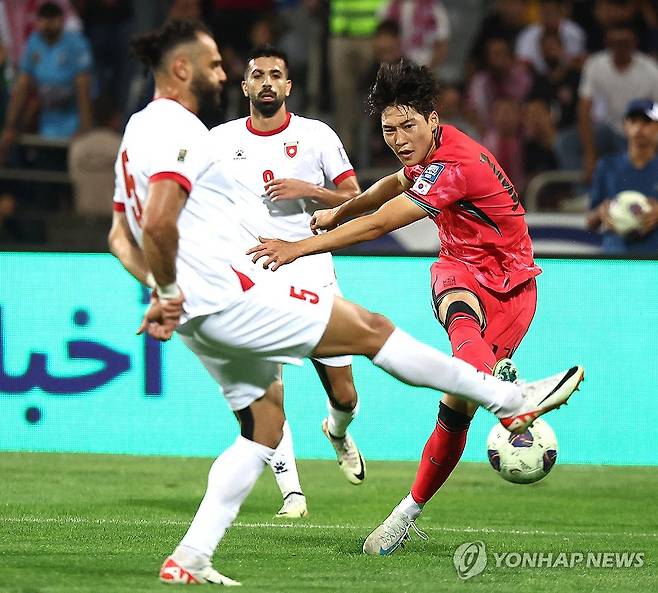 잉글랜드에서 뛰는 황희찬과 엄지성이 지난 10일 축구대표팀 요르단 원정에서 나란히 상대 태클에 쓰러진 가운데 정밀진단 결과 소집 제외가 결정됐다. 대표팀은 이승우와 문선민을 발탁, 오는 15일 용인에서 열리는 이라크전을 대비하기로 했다. 이라크전 레프트윙으로 배준호(사진) 선발이 유력한 가운데 이승우와 이동경도 후보로 꼽히게 됐다. 연합뉴스