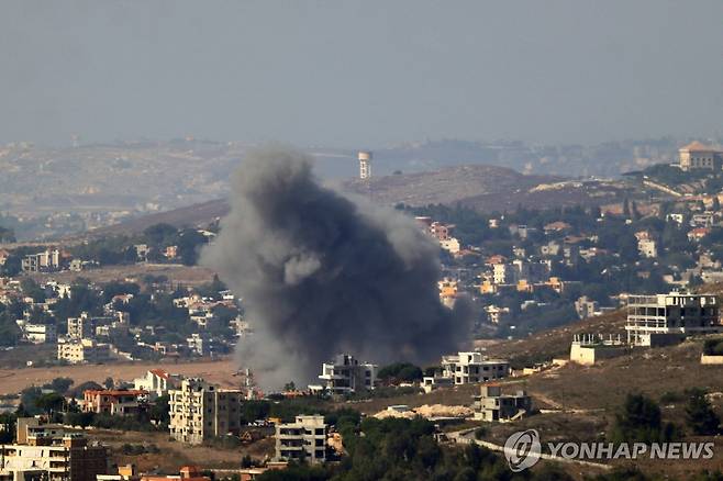 이스라엘, 레바논 남부 공세 (AFP 연합뉴스) 11일(현지시간) 레바논 남부 마을에 이스라엘군 공습으로 연기가 피어오르고 있다. 2024.10.11 dk@yna.co.kr