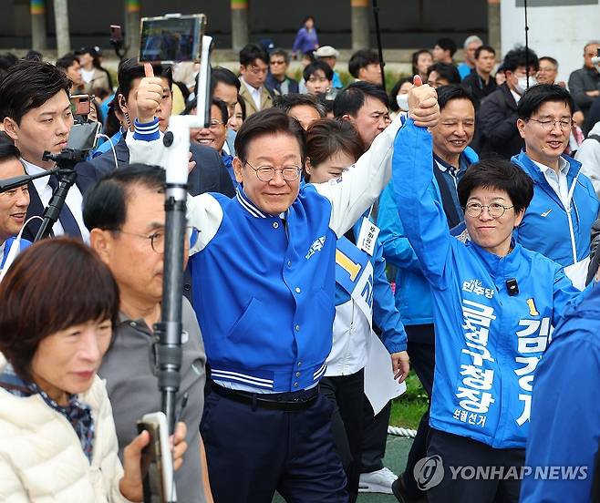 금정구청장 보궐선거 지원유세하는 이재명 (부산=연합뉴스) 손형주 기자 = 더불어민주당 이재명 대표가 9일 오후 부산 금정구 온천천에서 김경지 금정구청장 보궐선거 후보와 함께 유세를 펼치고 있다. 2024.10.9 handbrother@yna.co.kr