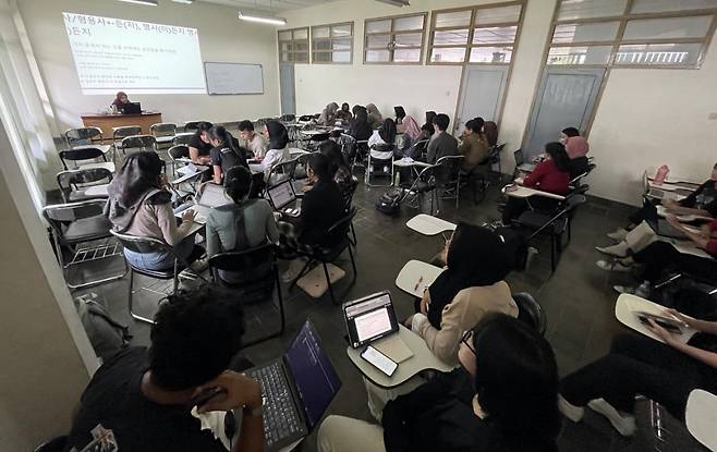 한국어 회화 수업 중인 인도네시아 대학생들 [촬영 손현규]