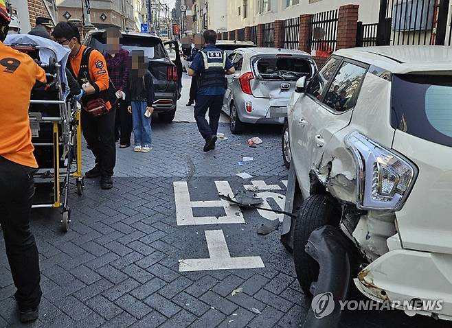 골목 사고 수습 중인 소방당국 (전주=연합뉴스) 12일 오후 1시 47분께 전북 전주시 덕진구 전북대학교 인근의 한 골목에서 SUV가 차량 2대와 오토바이 운전자, 보행자를 차례로 들이받는 사고가 발생해 소방당국이 수습하고 있다. 2024.10.12 [전북소방본부 제공. 재판매 및 DB 금지] doo@yna.co.kr