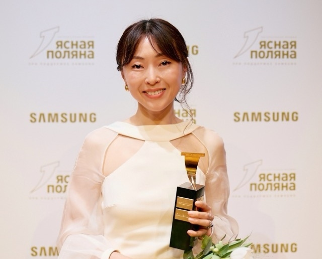 2024 톨스토이상 수상자 김주혜 (모스크바=연합뉴스) 최인영 특파원 = '작은 땅의 야수들'을 쓴 한국계 미국인 작가 김주혜가 10일(현지시간) 러시아 모스크바 볼쇼이극장에서 열린 2024 톨스토이 문학상(야스나야 폴랴나상) 해외문학상을 받고 기념 촬영을 하고 있다. [김주혜 작가 제공] 2024.10.12 abbie@yna.co.kr (끝)