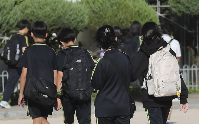 서울의 한 중학교 학생들이 등교를 하고 있다.(사진=뉴시스)