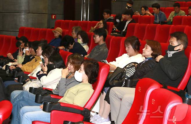 영화 '미나리'의 배리어 프리 버전 상영회가 지난 8일 서울 종로구 씨네큐브에서 열렸다. 씨네큐브 제공.