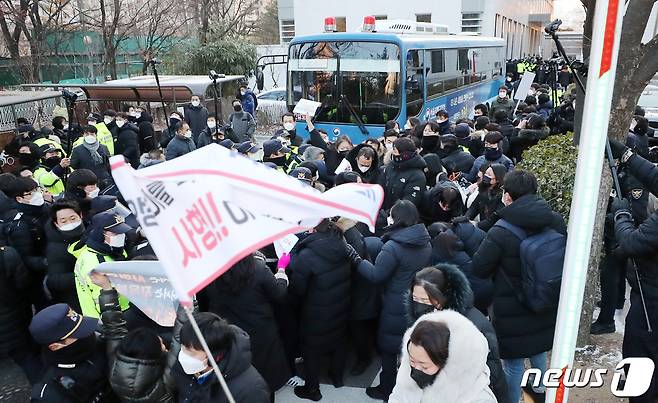 정인(가명)양을 입양한 후 수개월간 학대해 사망에 이르게 한 혐의를 받는 양모 A 모씨가 2021년 2월 17일 오후 서울 양천구 서울남부지방법원에서 열린 아동복지법위반(아동유기‧방임) 등 관련 2차 공판을 마친 뒤 호송차로 법원 청사를 나서자 시민들이 차량을 둘러싸고 격렬히 항의하고 있다. 2021.2.17/뉴스1 ⓒ News1 이성철 기자