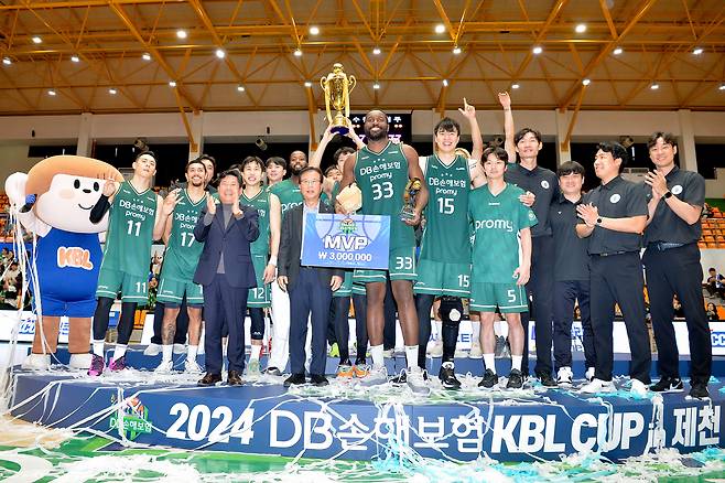 13일 충북 제천체육관에서 열린 2024 프로농구(KBL) 컵대회 결승전에서 우승을 차지한 원주 DB 선수들이 우승트로피를 들고 기뻐하고 있다. (KBL 제공) 2024.10.13/뉴스1