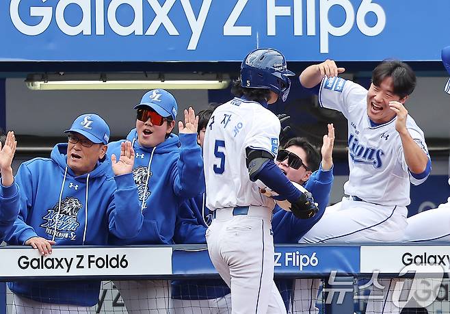 13일 오후 대구 삼성라이온즈파크에서 열린 프로야구 '2024 신한 SOL 뱅크 KBO 포스트시즌' 플레이오프 1차전 LG 트윈스와 삼성 라이온즈의 경기, 삼성 구자욱이 3회말 무사 1,3루 상황에서 스리런 홈런을 친 뒤 더그아웃에서 동료들의 축하를 받고 있다. 2024.10.13/뉴스1 ⓒ News1 김진환 기자