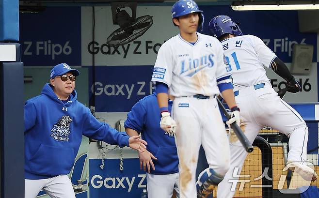 13일 오후 대구 삼성라이온즈파크에서 열린 프로야구 '2024 신한 SOL 뱅크 KBO 포스트시즌' 플레이오프 1차전 LG 트윈스와 삼성 라이온즈의 경기, 삼성 박진만 감독이 8회말 2사 만루에서 LG 김대현의 폭투로 득점에 성공한 윤정빈과 하이파이브를 하고 있다. 2024.10.13/뉴스1 ⓒ News1 김진환 기자