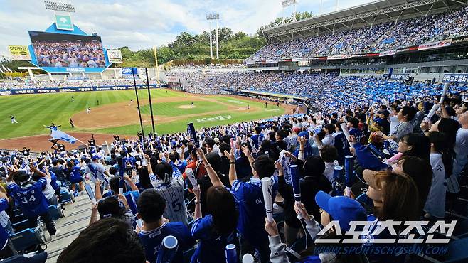 13일 대구 삼성라이온즈파크에서 열린 PO 1차전 삼성과 LG의 경기. 라이온즈파크를 가득 메운 삼성 야구팬들. 대구=송정헌 기자songs@sportschosun.com/2024.10.13/