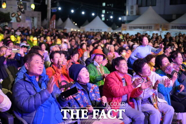 관광객들이 13일 논산시 연산전통시장 주무대에서 열린 폐막식을 관람하고 있다. /논산시