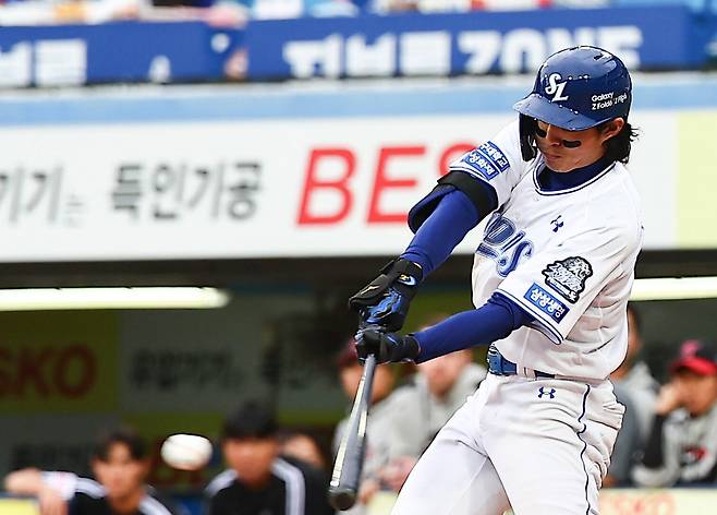 13일 오후 대구 수성구 삼성라이온즈파크에서 열린 2024 KBO 포스트시즌 플레이오프 1차전 LG 트윈스와 삼성 라이온즈의 경기, 8회말 무사 주자 1루 상황에서 삼성 구자욱이 안타를 치고 있다. /뉴시스