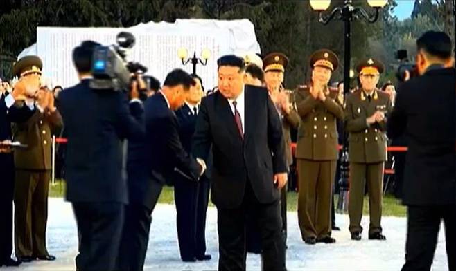 김정은 북한 국무위원장이 지난 10일 노동당 중앙간부학교에서 열린 당 창건 79주년 경축공연에 딸 주애와 참석한 모습을 조선중앙TV가 11일 보도하고 있다. /조선중앙TV