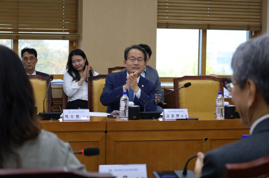 국회 세종의사당 건립위 회의에 참석한 강준현 더불어민주당 의원. 강준현 의원실 제공