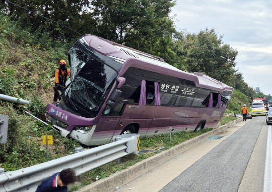 13일 오후 2시57분쯤 충남 공주 검상동 천안논산고속도로 천안 방향 236km 지점에서 고속버스가 가드레일을 들이받는 사고가 발생했다. 공주소방서 제공